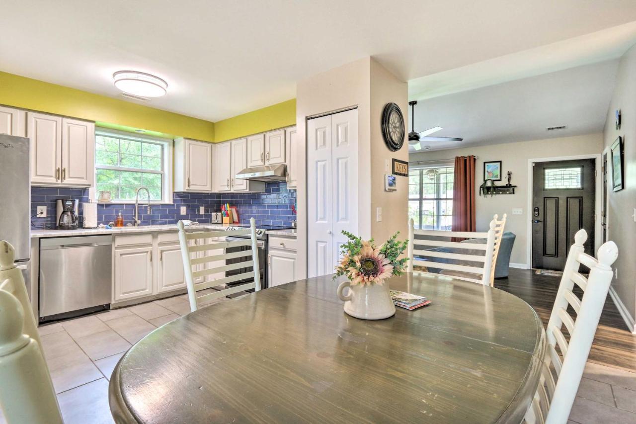 Peaceful Beaufort Home With Front Porch And Grill Екстериор снимка