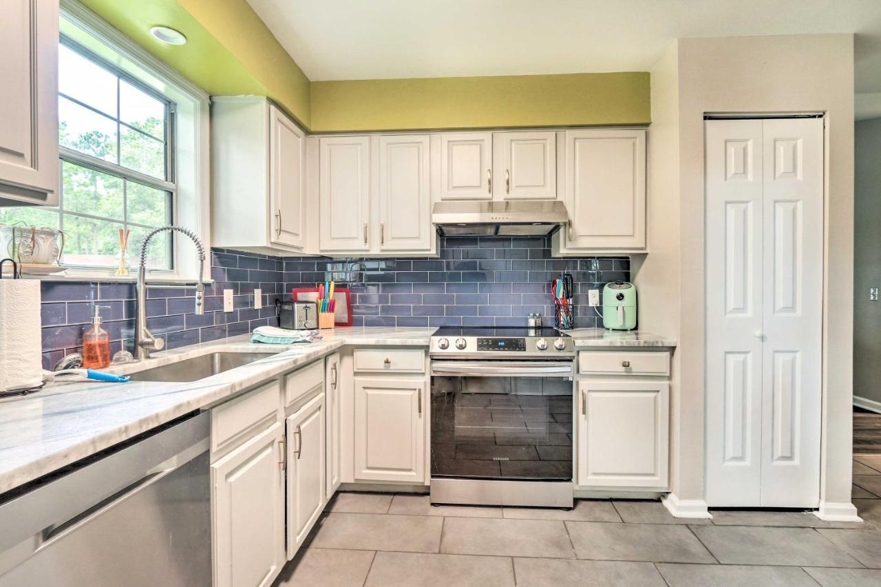 Peaceful Beaufort Home With Front Porch And Grill Екстериор снимка